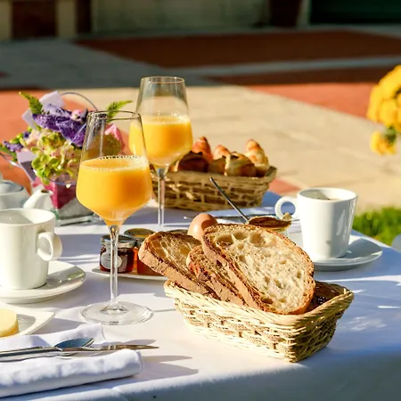 Hotel Logis Restaurant La Tour De Ciron 3*