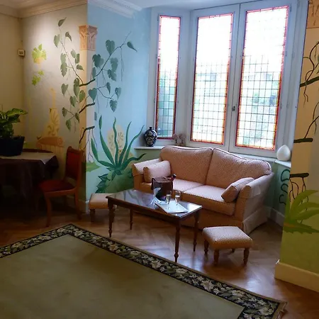 Hotel Logis Restaurant La Tour De Ciron 3*