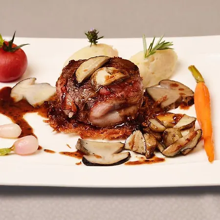 Hotel Logis Restaurant La Tour De Ciron 3*