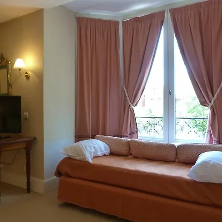 Hotel Logis Restaurant La Tour De Ciron 3*