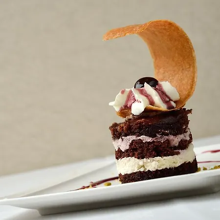 Logis Restaurant La Tour De Ciron فندق Carmaux