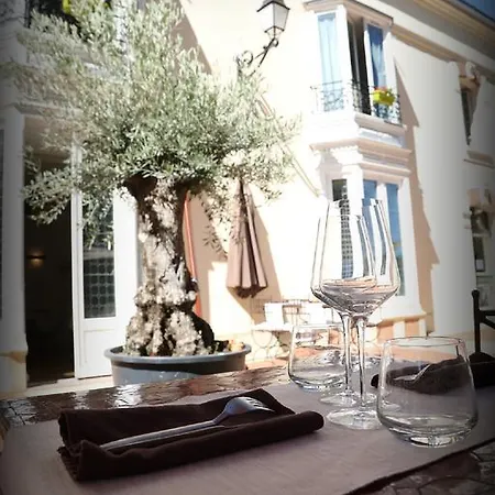 Logis Restaurant La Tour De Ciron Otel Carmaux