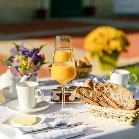 Logis Restaurant La Tour De Ciron Otel 3*