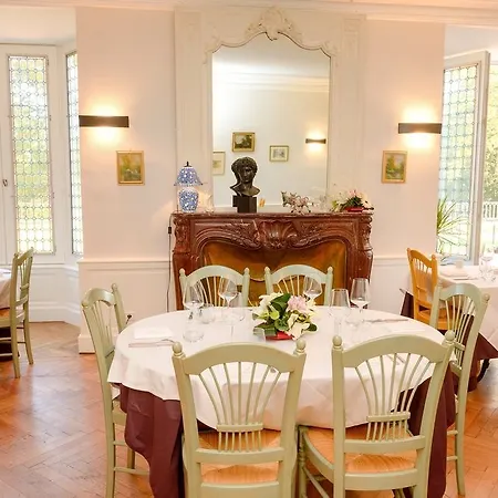 Hotel Logis Restaurant La Tour De Ciron 3*